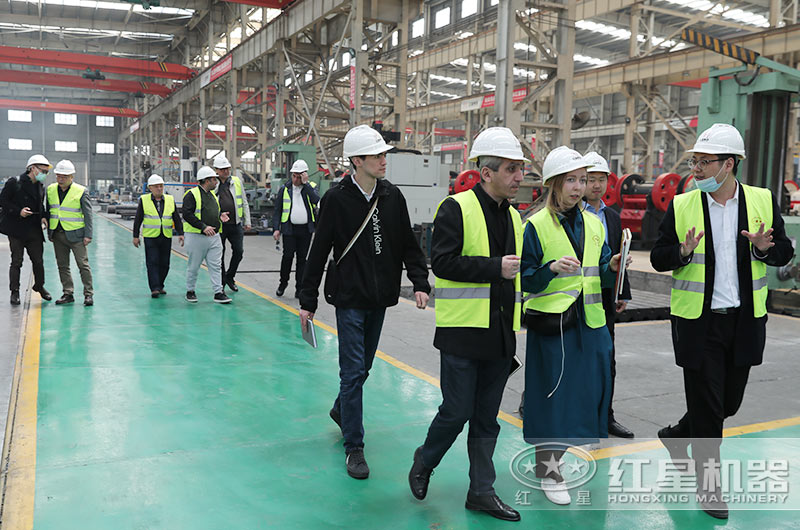 客戶一行來廠考察制砂設(shè)備 客戶一行來廠考察制砂設(shè)備